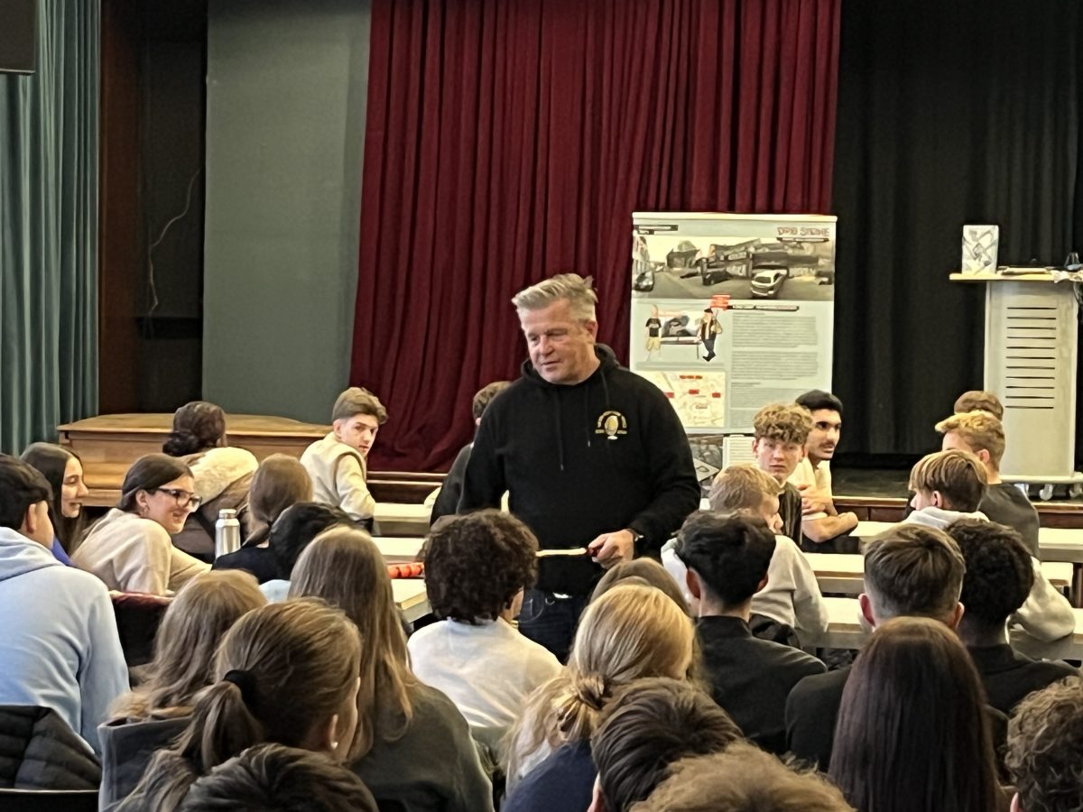 Lesung: „Drei Steine“ am THG im Rahmen von „Schule ohne Rassismus, Schule mit Courage“