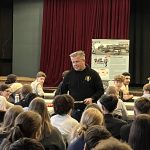 Lesung: „Drei Steine“ am THG im Rahmen von „Schule ohne Rassismus, Schule mit Courage“