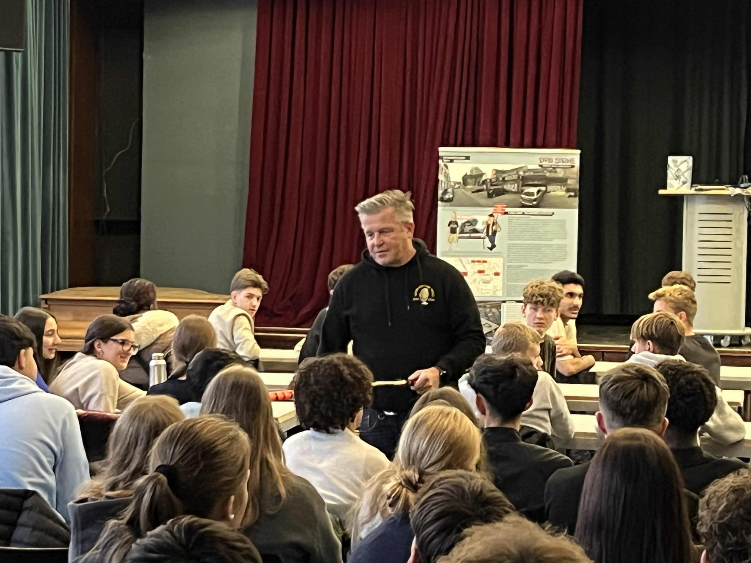 Lesung: „Drei Steine“ am THG im Rahmen von „Schule ohne Rassismus, Schule mit Courage“